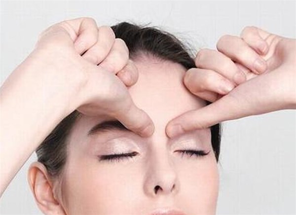 消除黑眼圈的养眼操步骤 美容师眼周肌肤护理