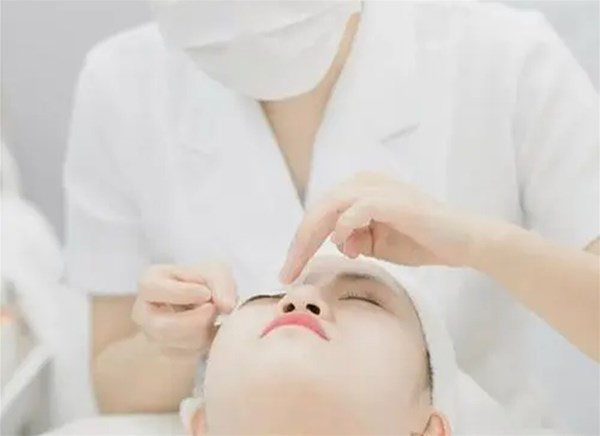 出现眼袋怎么办 ，河南美容学校告诉你